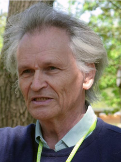 Alfred Ringler, einer der renommiertesten Landschaftsökologen Bayerns. Er leistete bundesweite Pionierarbeit in Sachen Landschaftsvergleiche durch Fotografien. Denselben Standort nach Jahrzehnten überhaupt wieder zu finden erfordert oft detektivische Fähigkeiten. Alfref Ringler